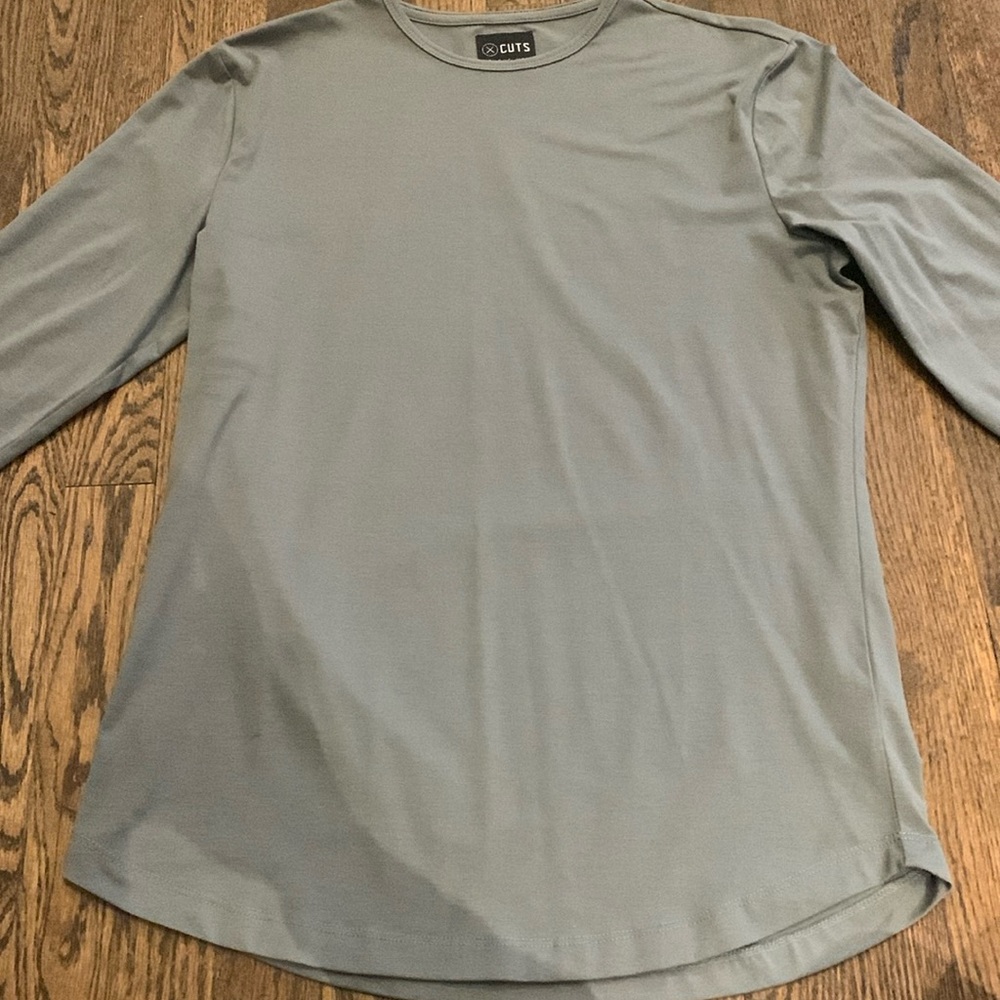 Cuts Clothing Long Sleeve Tee sz M Sage Green T-Shirt Crew Neck Curve Hem NWOT